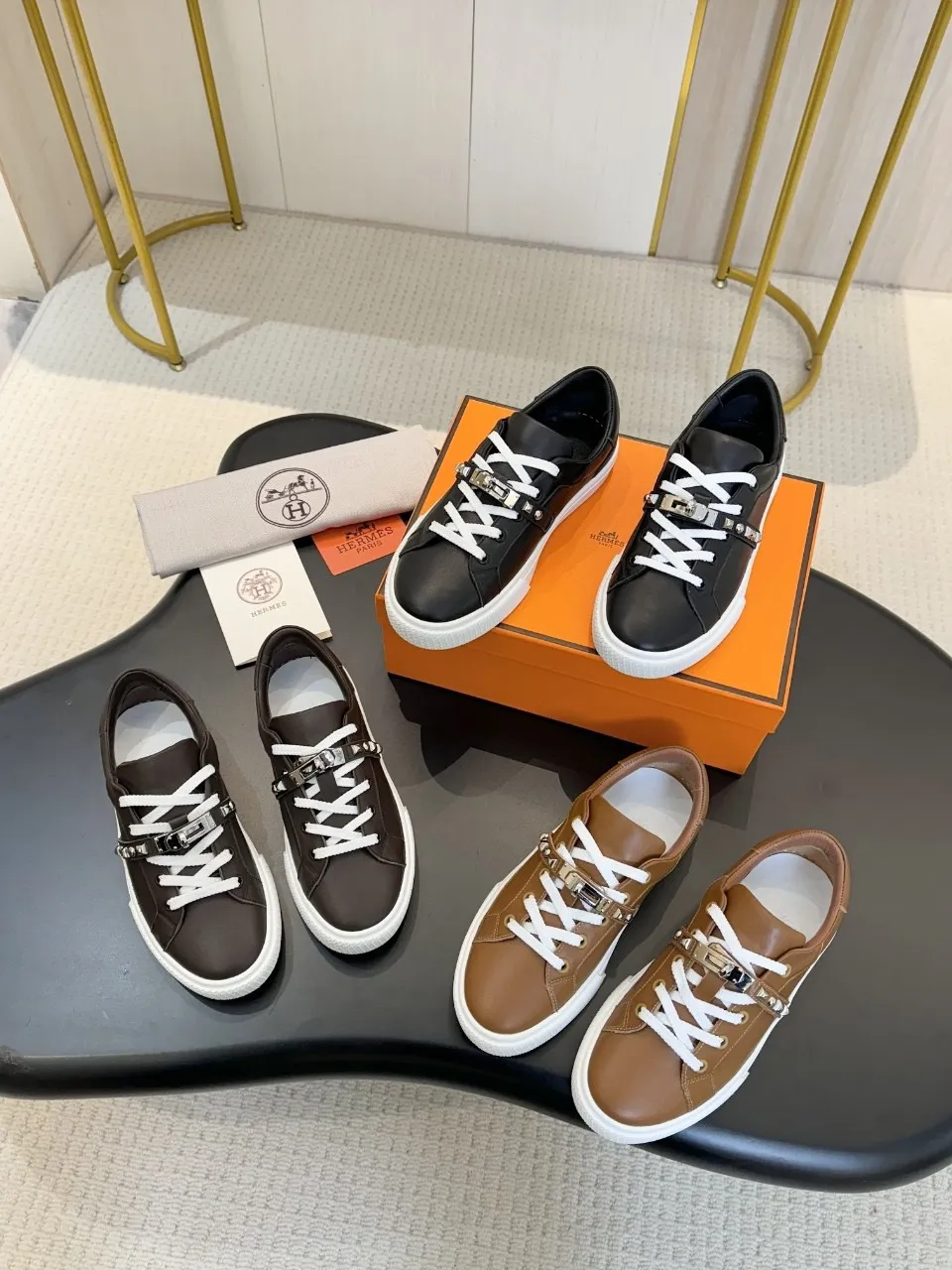 Men's Men's Shoes💰620❤️❤️❤️HERMES 2021 latest Kelly buckle white sneakers are online! The highest version on the market! Purchasing level quality! The H family rarely produces flat casual shoes, and they are styled with classic palladium-plated Kelly shoe buckles! Create a fashionable urban look that perfectly embodies the noble and elegant style of Hermès! Material selection: Fabric imported cowhide, lining + foot pads imported sheepskin, original molded TPU outsole, heavy gold molded kelly buckle full of texture Size: Female: 35-41 (41 is not returnable) Male: 39-45 (45 is not returnable)